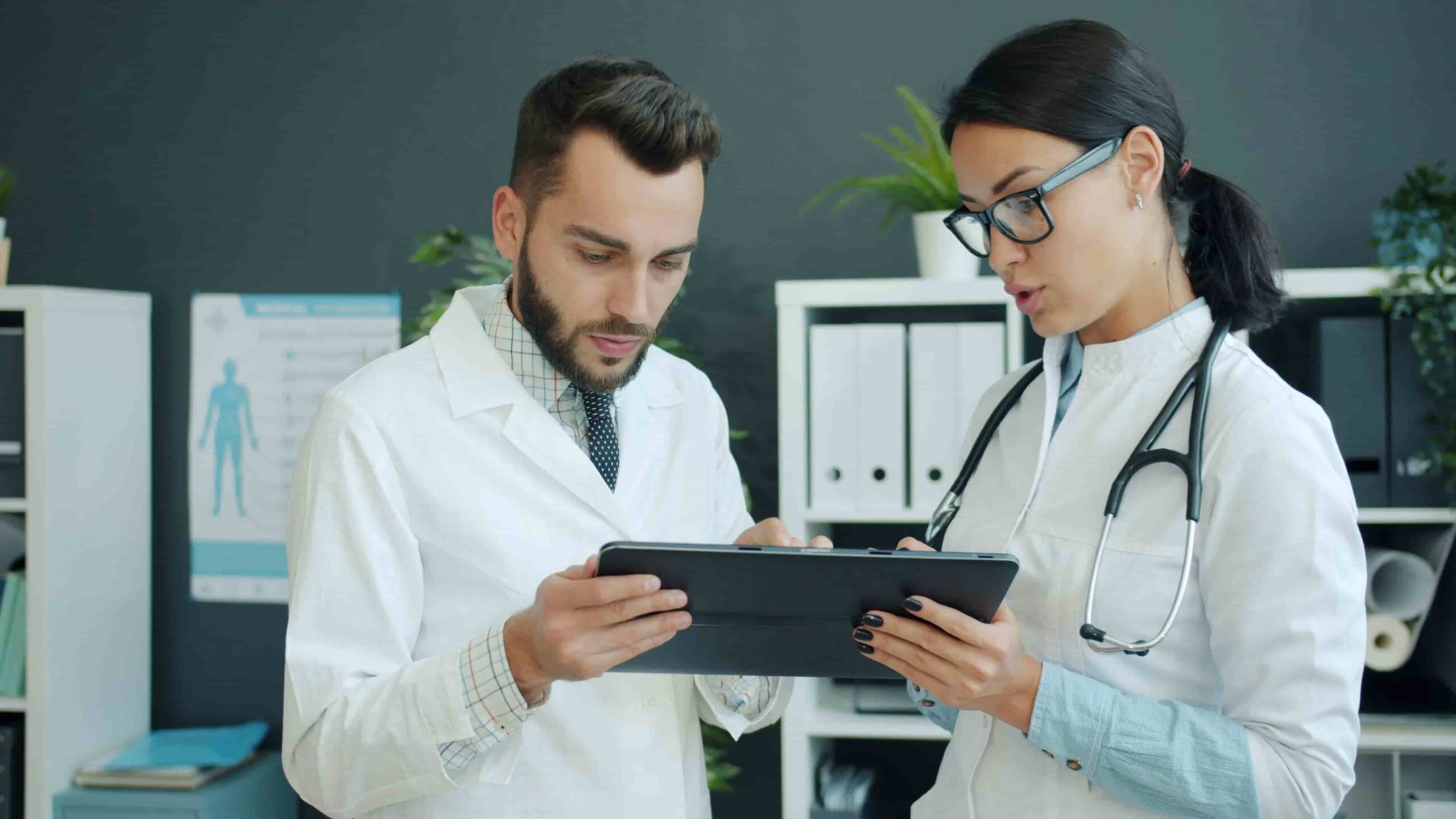 Qué debe hacer una empresa cuando el examen médico indica restricciones